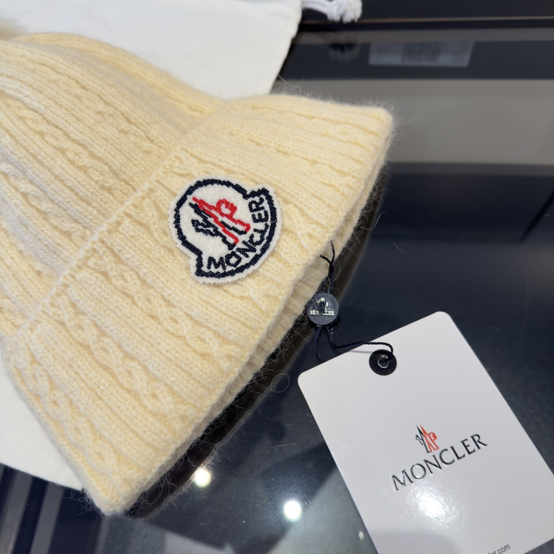 蒙口针织帽MONCLER毛线帽👍质量非常柔软舒服，保暖又时尚，简约大气，百搭款！