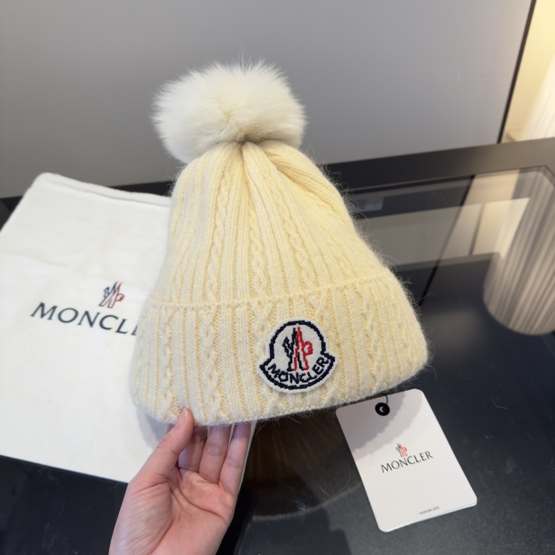 蒙口针织帽MONCLER毛线帽👍质量非常柔软舒服，保暖又时尚，简约大气，百搭款！