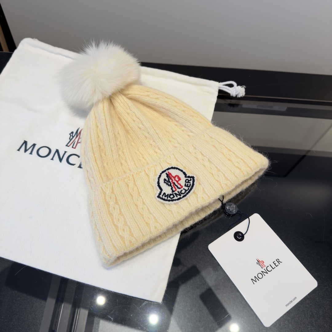 蒙口针织帽MONCLER毛线帽👍质量非常柔软舒服，保暖又时尚，简约大气，百搭款！