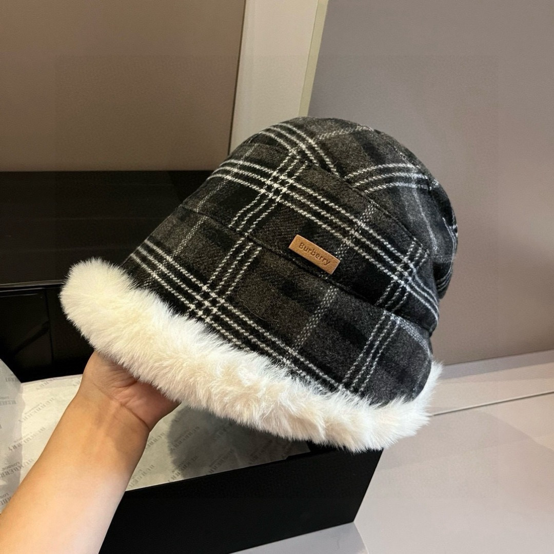 Burberry巴宝莉新款加绒护耳帽，秋冬保暖帽，经典B B格，头围57cm