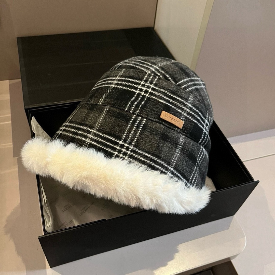 Burberry巴宝莉新款加绒护耳帽，秋冬保暖帽，经典B B格，头围57cm