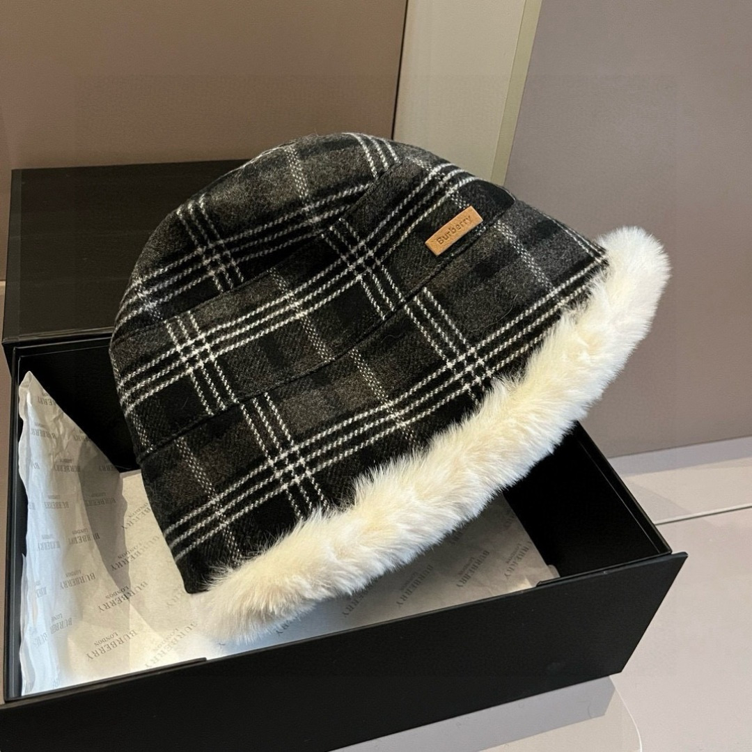 Burberry巴宝莉新款加绒护耳帽，秋冬保暖帽，经典B B格，头围57cm