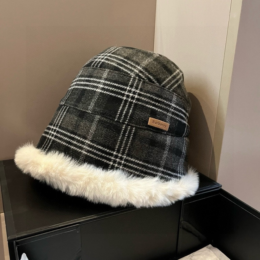 Burberry巴宝莉新款加绒护耳帽，秋冬保暖帽，经典B B格，头围57cm