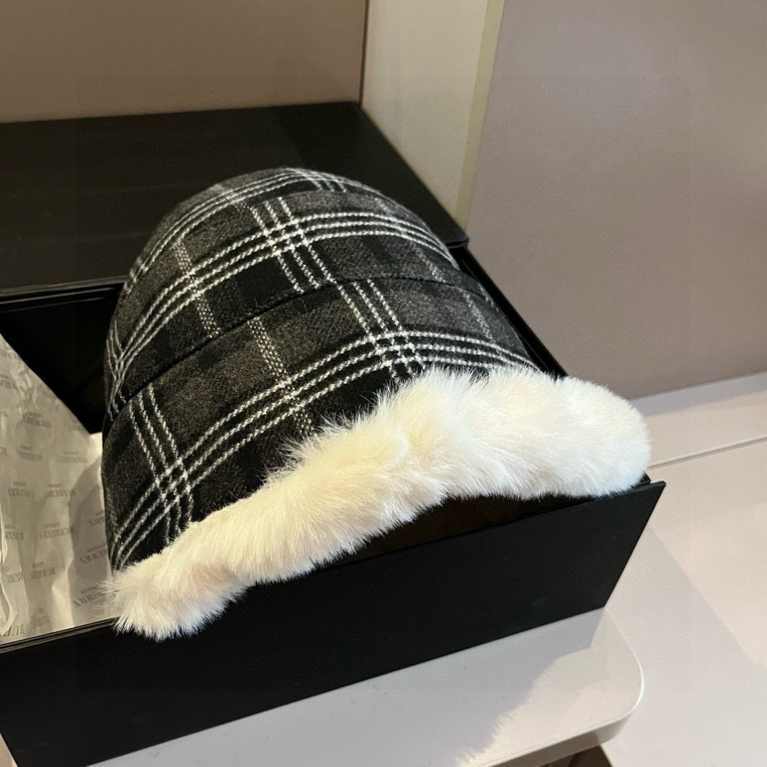 Burberry巴宝莉新款加绒护耳帽，秋冬保暖帽，经典B B格，头围57cm