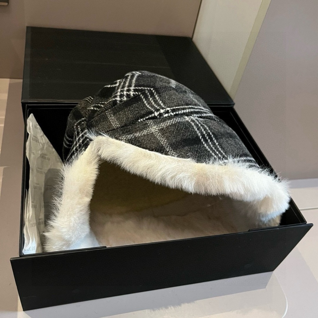 Burberry巴宝莉新款加绒护耳帽，秋冬保暖帽，经典B B格，头围57cm