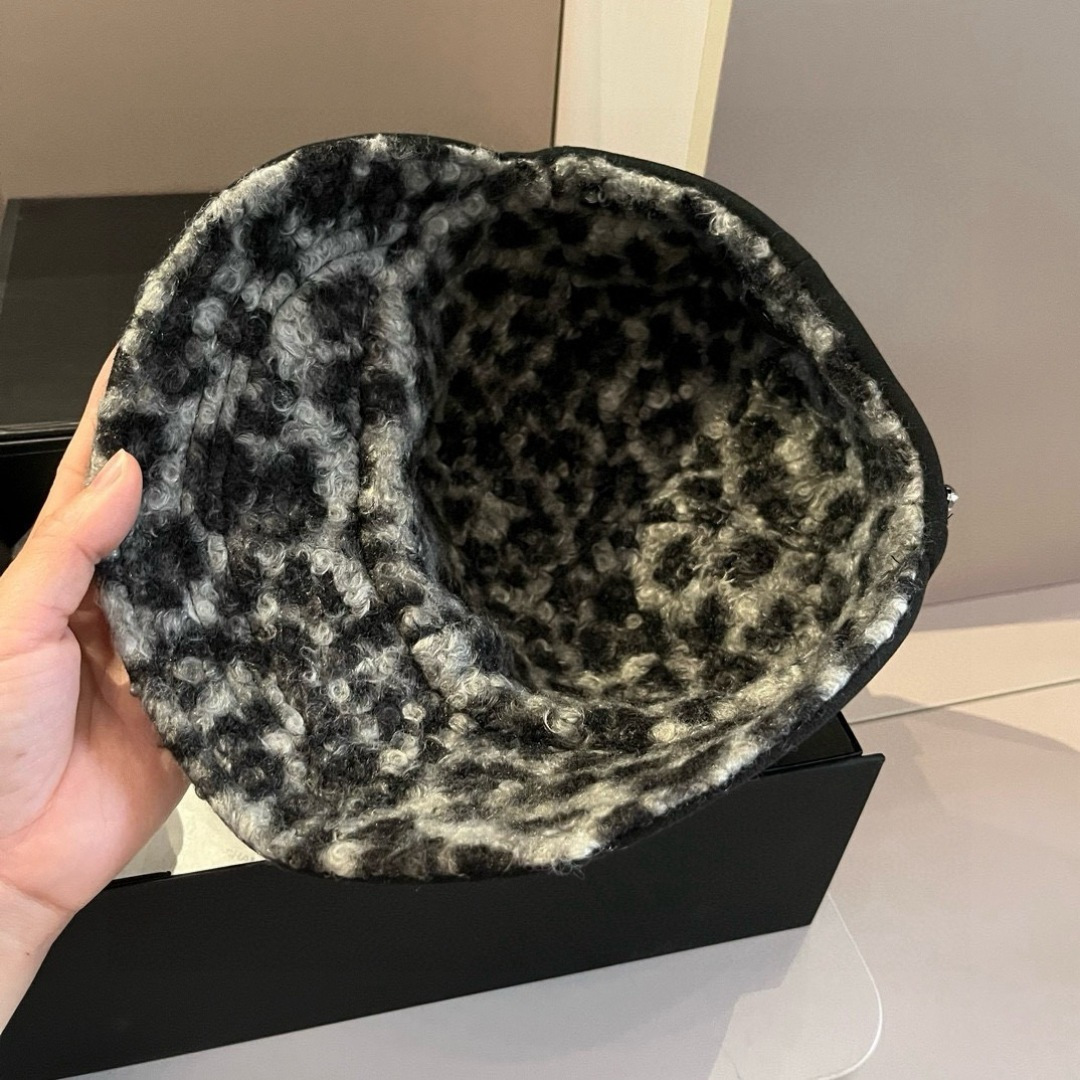 Prada普拉达新款鸭舌帽，毛呢帽，双面可用，头围57cm 可调节
