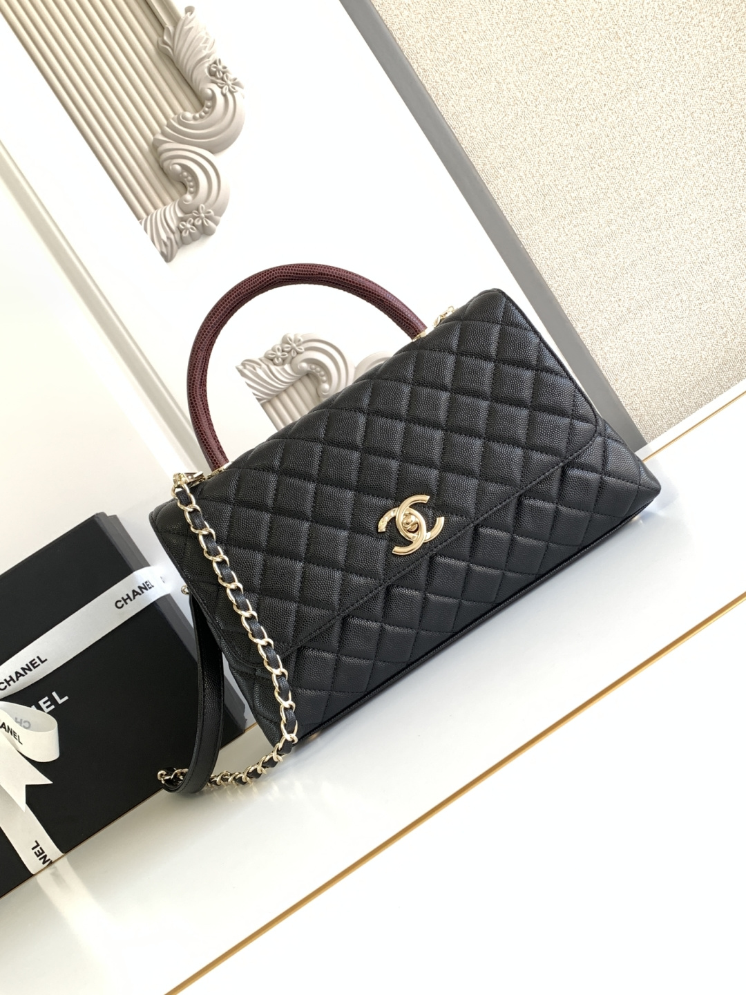 NO:387540,92991 car side leather, with lambskin inside, mouth cover handbag cocohandle classic model is almost the king now, it is more soft and cute!  !  !  Wrist ball pattern, with small ball pattern cowhide light gold buckle 29cm, Chanel, cowhide, sheepskin1986090992991车边皮里 内里配小羊皮  口盖手提包 cocohandle经典款几乎是王炸现在推出了 更加软萌可爱种草了！！！手腕球纹,配小球纹牛皮 淡金扣 29cm,香奈儿,chanel,cowhide,sheepskin,Bag
