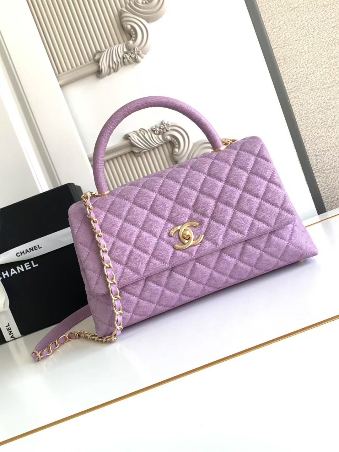 Chanel 手柄单肩斜挎手提口盖包，颗粒压花小牛皮 、小球纹与 金属 ，尺寸：18×29×12cm