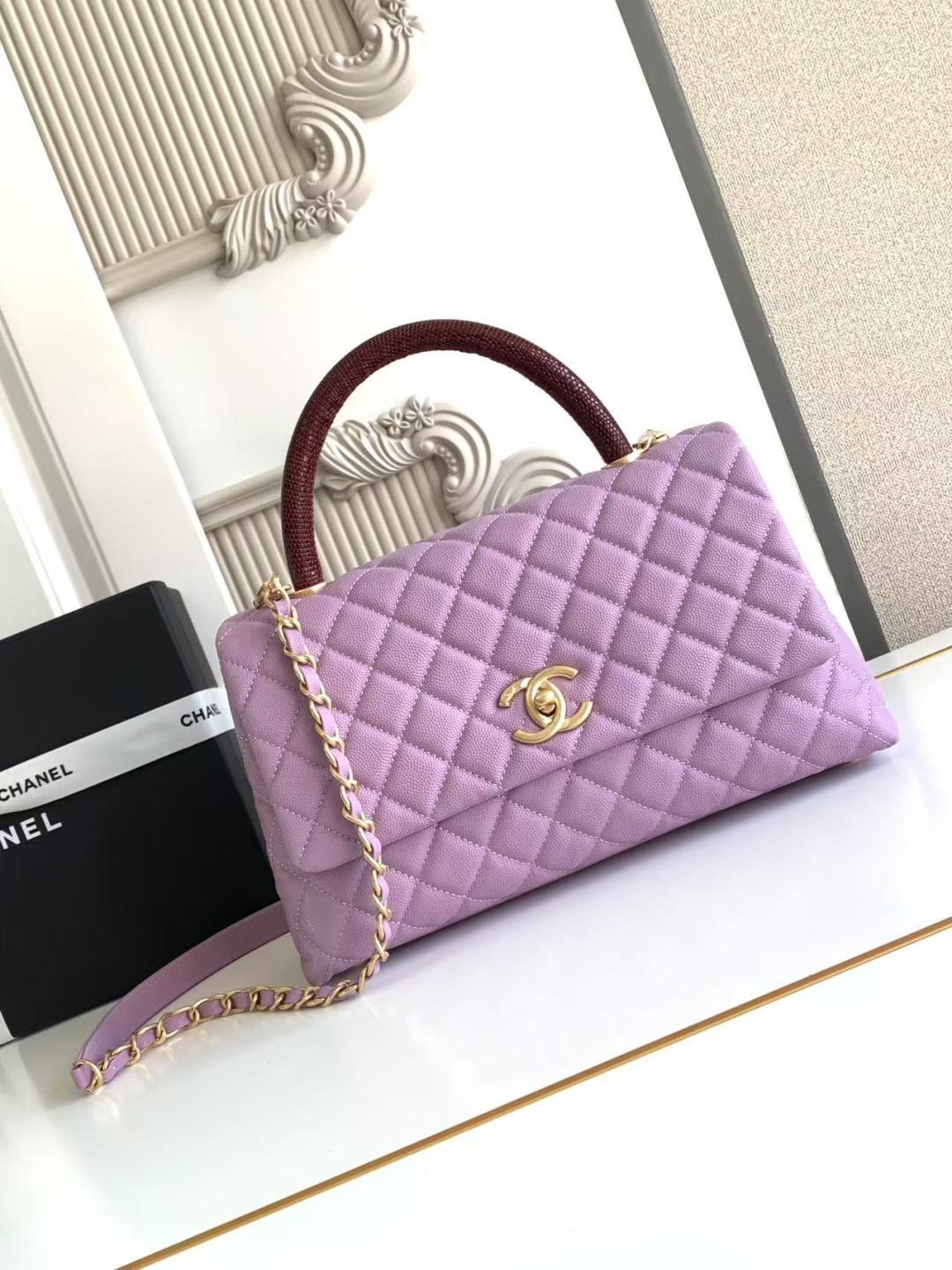 Chanel 手柄单肩斜挎手提口盖包，颗粒压花小牛皮 、小球纹与 金属 ，尺寸：18×29×12cm