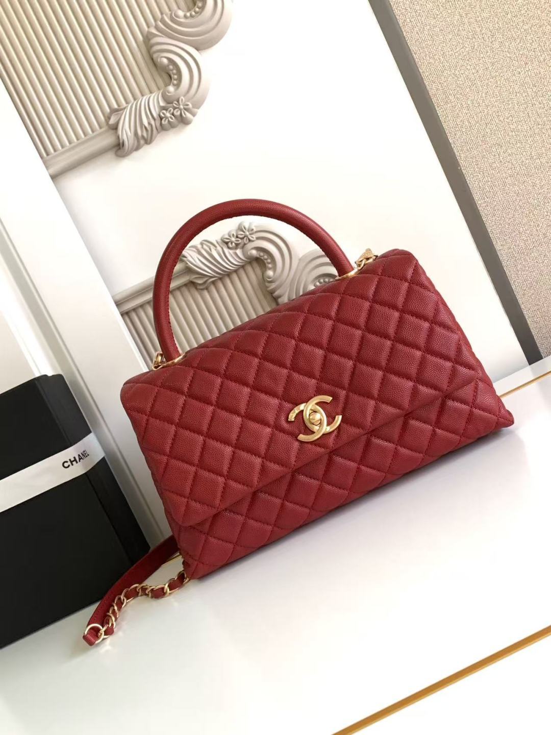 Chanel 手柄单肩斜挎手提口盖包，颗粒压花小牛皮 、小球纹与 金属 ，尺寸：18×29×12cm