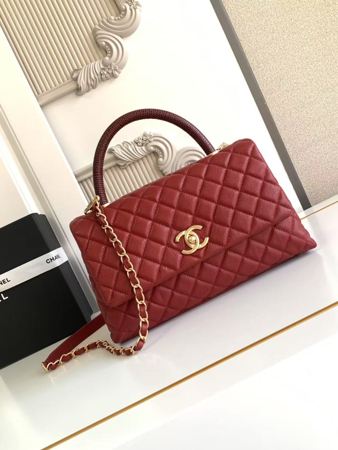 Chanel 手柄单肩斜挎手提口盖包，颗粒压花小牛皮 、小球纹与 金属 ，尺寸：18×29×12cm