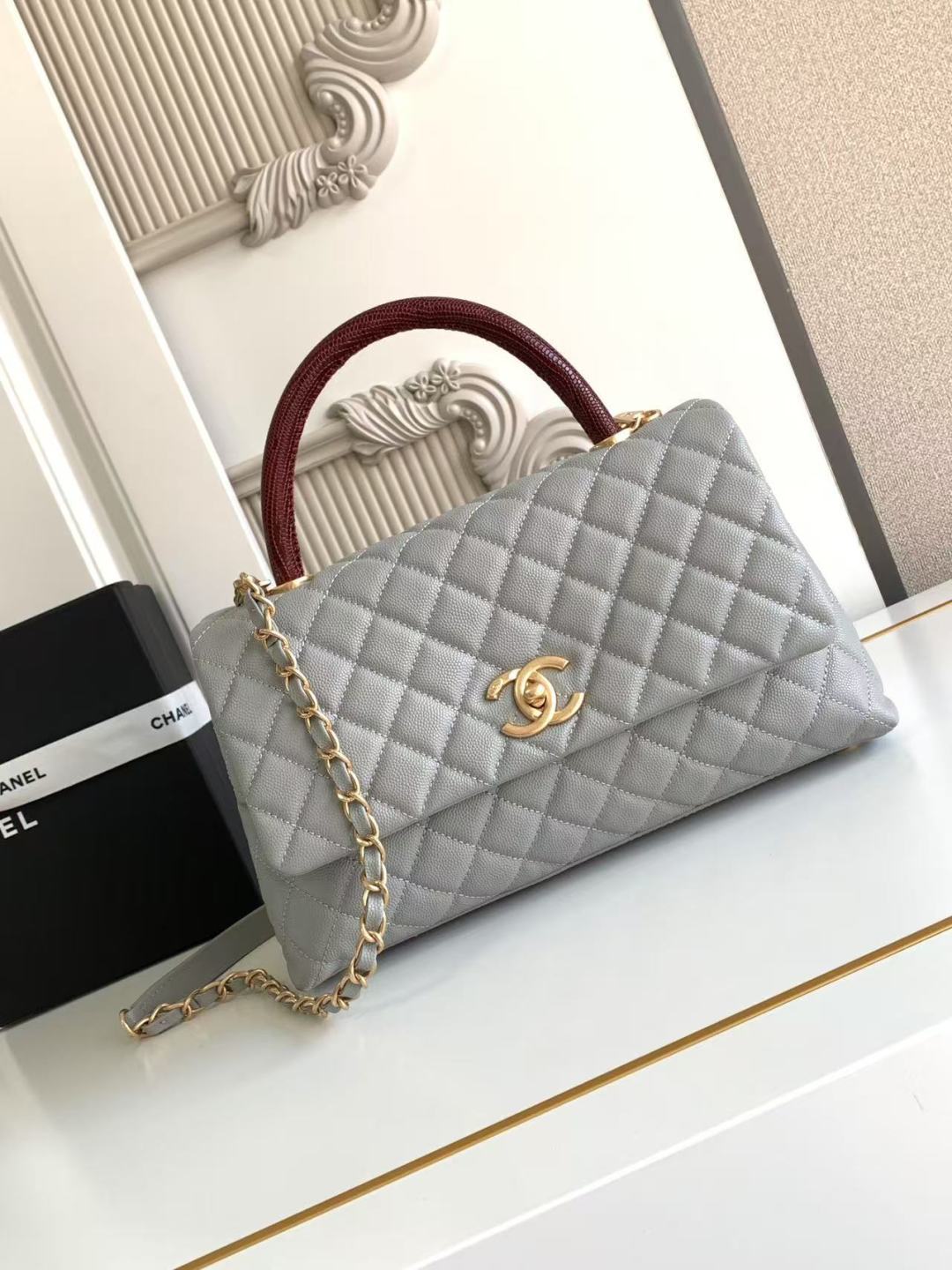 Chanel 手柄单肩斜挎手提口盖包，颗粒压花小牛皮 、小球纹与 金属 ，尺寸：18×29×12cm