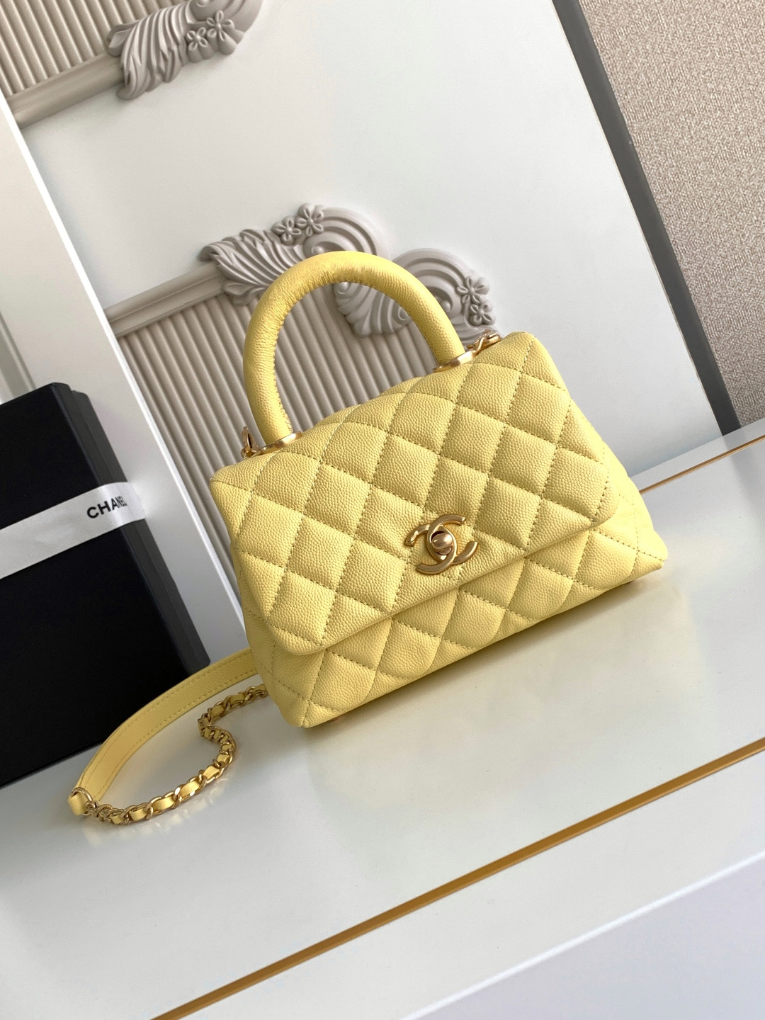 Chanel 颗粒压花小牛皮 、小球纹皮与 金属 ，尺寸：19x13x9cm