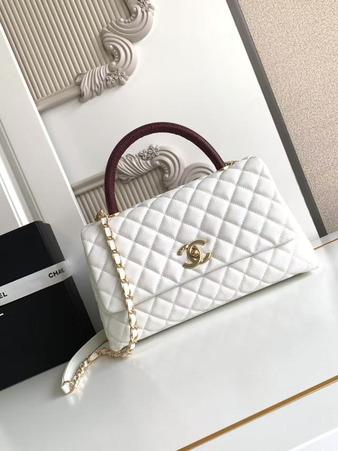 Chanel 手柄单肩斜挎手提口盖包，颗粒压花小牛皮 、小球纹与 金属 ，尺寸：18×29×12cm