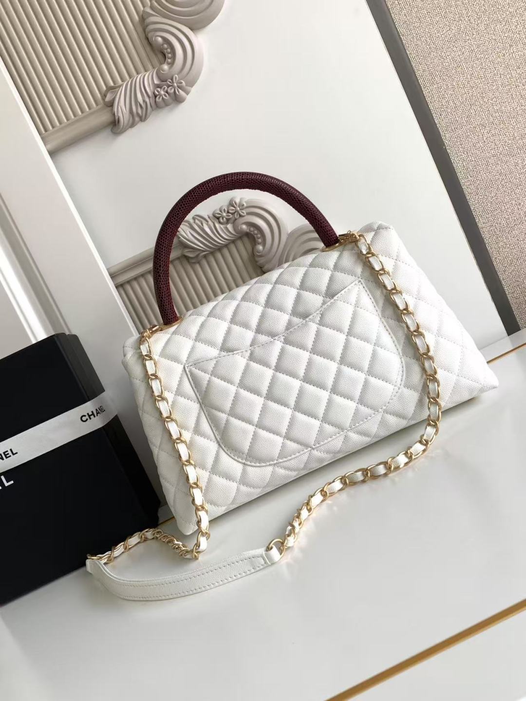 Chanel 手柄单肩斜挎手提口盖包，颗粒压花小牛皮 、小球纹与 金属 ，尺寸：18×29×12cm