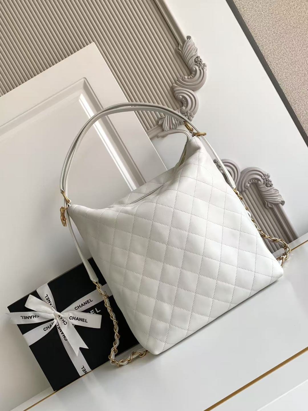 NO:213324,Large model 5523 CHANEL25ss Show backpack black and gold flexible shoulder strap design is really great. The front of the bag is simple and elegant. The double-sided metal chain and double C adjustment buckle are injected into the soul. Calfskin soft and delicate and easy to care for shoulder straps. Various back methods can be used for armpits, shoulders, one shoulder, and hand-held... The upper body is super cool and savory, style is versatile, sweet and salty! Wait for you to unlock the material: Calfskin and metal Large size 33.5x28x10.5cm, Chanel, chanel, chanel, cowhide19860909大号型号5523 CHANEL25ss 秀场双肩包黑金號灵动肩带设计真的太棒了包包正面简约大方的大菱格~双侧金属链条与双C调节扣为整体注入灵魂小牛皮柔软细腻好打理肩带可调节diy各种背法可腋下hobo、可双肩、可单肩、可手拎..上身超酷飒风格百变、可甜可盐!等你们来解锁材质:小牛皮与金属 大号33.5x28x10.5cm,香奈儿,chanel,chanel,cowhide,Bag