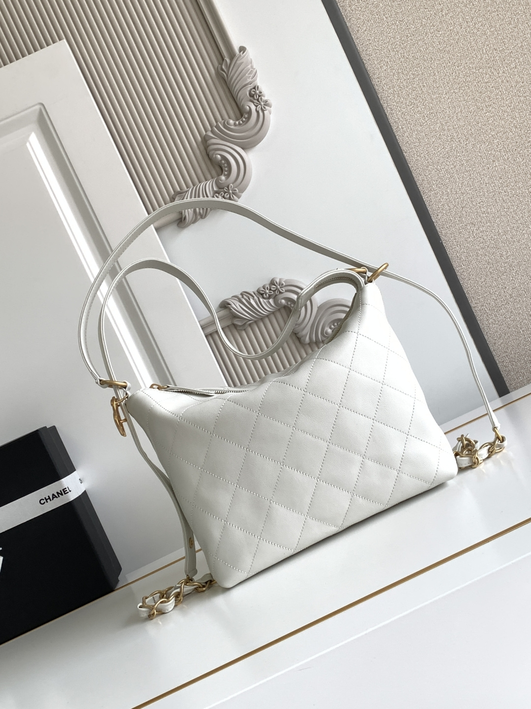 NO:213329,Small model 5509 CHANEL25ss Show backpack black gold small 25ss flexible shoulder strap design is really great. The front of the bag is simple and elegant. The big diamond lattice on the front ~ the double-sided metal chain and double C adjustment buckle are injected into the soul. Calfskin soft and delicate and easy to care for the shoulder straps can be adjusted DIY Various back methods can be underarms, shoulders, one shoulder, and hand-held... The upper body is super cool and sassy, ​​versatile, sweet or salty! Wait for you to unlock the size: 20x31x8.5cm, Chanel, chanel, chanel, cowhide19860909小号型号5509 CHANEL25ss 秀场双肩包黑金小号25ss灵动肩带设计真的太棒了包包正面简约大方的大菱格~双侧金属链条与双C调节扣为整体注入灵魂小牛皮柔软细腻好打理肩带可调节diy各种背法可腋下hobo、可双肩、可单肩、可手拎..上身超酷飒风格百变、可甜可盐!等你们来解锁尺寸:20x31x8.5cm,香奈儿,chanel,chanel,cowhide,Bag