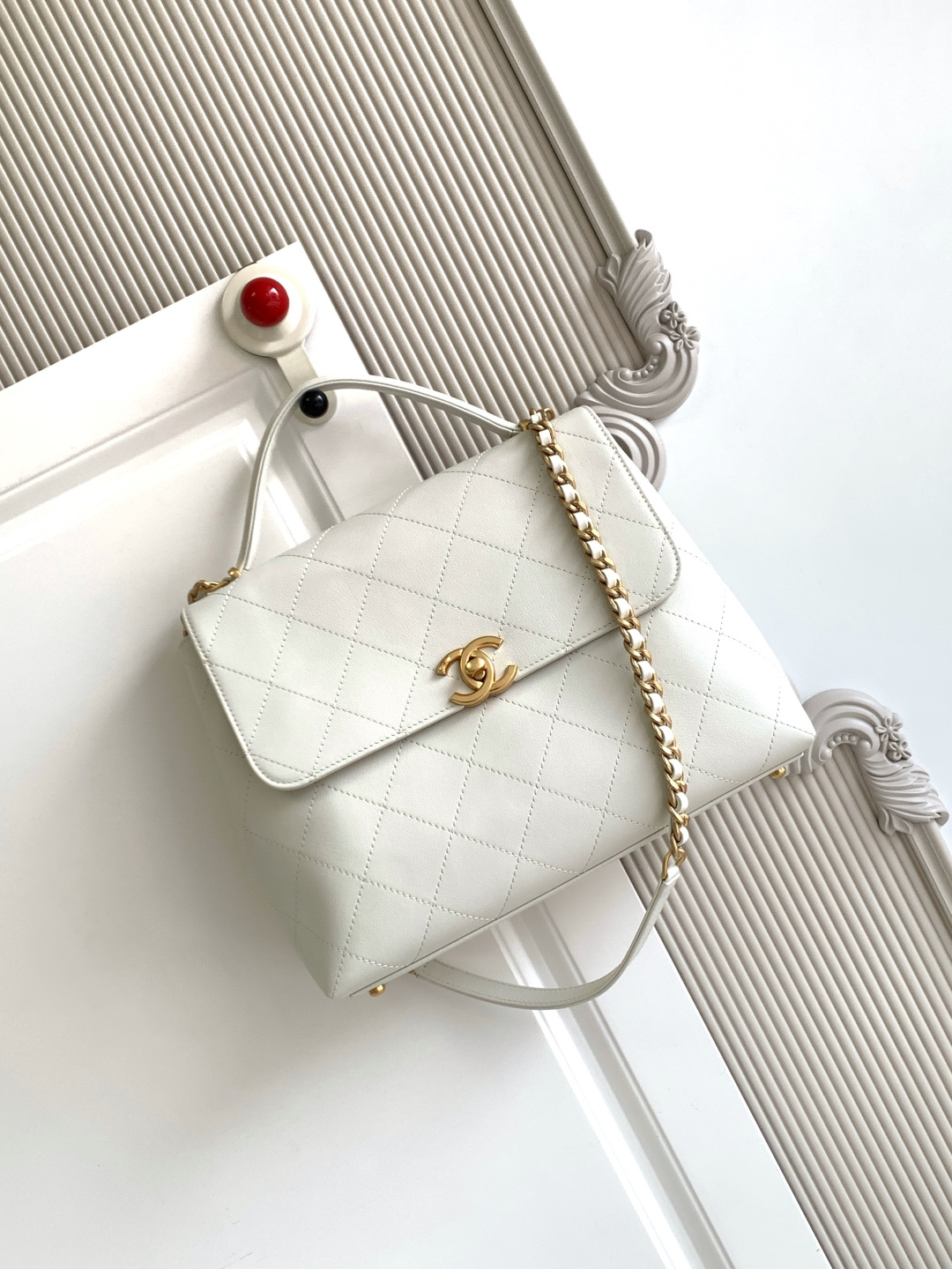 NO:386219,The 5447CHANEL 25S Platinum Official Lid Cover is so handsome!  The mouth cover is so aura that it looks a bit like a briefcase hahaha, it can be carried with a full retro academy style~ it can be on one shoulder or crossbody and has a different aura, which is very suitable for working sisters~ high quality and difficult!  Premium Handicraft Briefcase Premium Handicraft Workshop Premium is coming This season's bags are very retro and very vintage~ The leather uses soft skin, which is both practical and beautiful, very casual and handsome, and the domineering female president has a visual feeling. Medium size 26x33x9cm, Chanel, chanel, chanel198609095447CHANEL 25S白金公文口盖包太帅了吧！口盖包太有气场啦有点像公文包哈哈哈、可手提着满满的复古学院风~可单肩、可斜挎又有不一样的气场,很适合职场姐妹~高质量高难！高级手工坊公文包高级手工坊高级来袭这一季的包包很复古很vintage~皮质采用柔软的胎皮,兼具实用性与美观性,非常随性帅气,霸道女总裁即视感 中号尺寸26x33x9cm,香奈儿,chanel,chanel,Bag