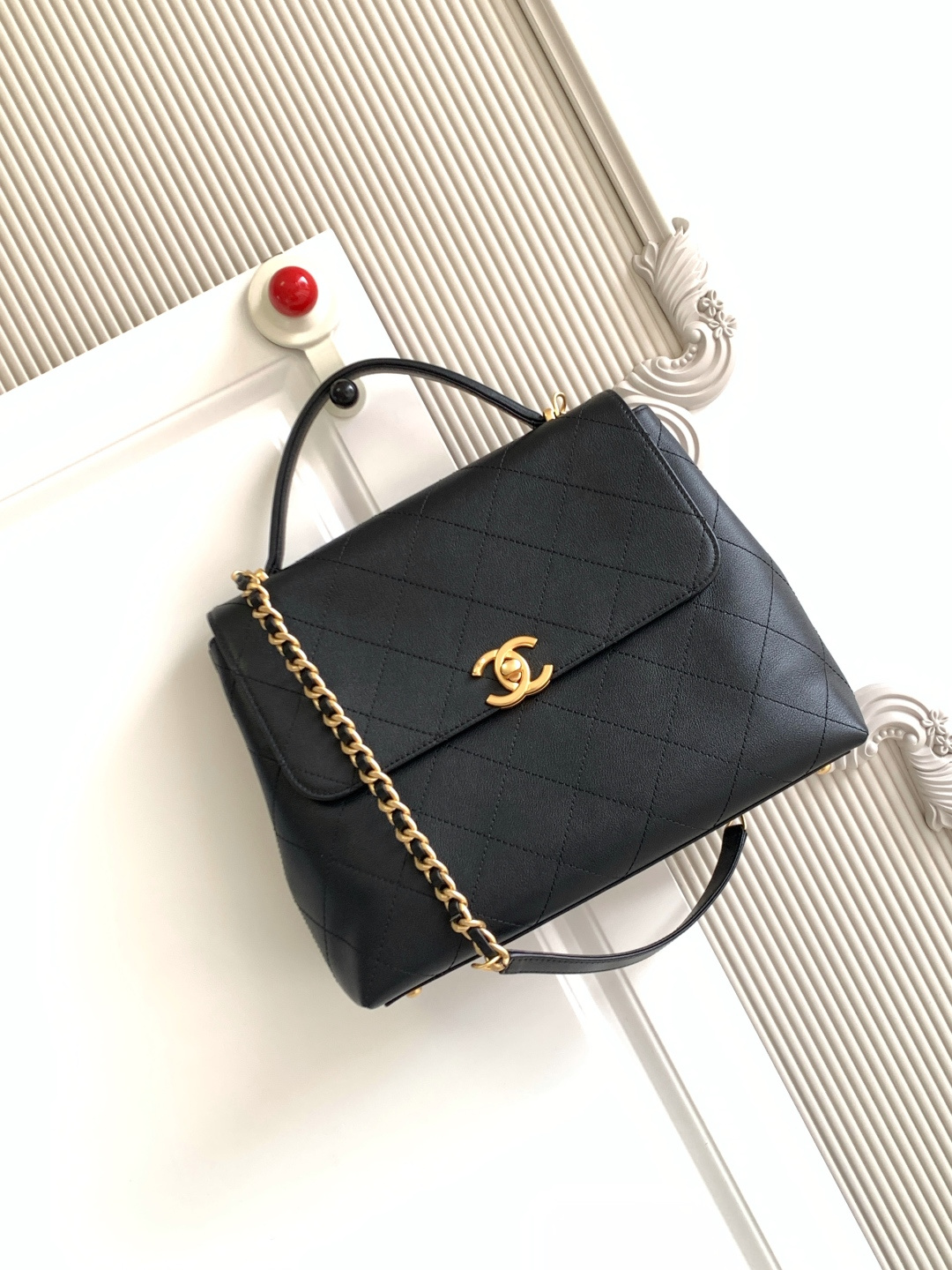 NO:386199,.5447CHANEL 25S Platinum Official Lid Cover is so handsome!  The mouth cover is so aura that it looks a bit like a briefcase hahaha, it can be carried with a full retro academy style~ it can be on one shoulder or crossbody and has a different aura, which is very suitable for working sisters~ high quality and difficult!  Premium Handicraft Briefcase Premium Handicraft Workshop Premium is coming This season's bags are very retro and very vintage~ The leather uses soft skin, which is both practical and beautiful, very casual and handsome, and the domineering female president has a visual feeling. Medium size 26x33x9cm, Chanel, chanel, chanel19860909.5447CHANEL 25S白金公文口盖包太帅了吧！口盖包太有气场啦有点像公文包哈哈哈、可手提着满满的复古学院风~可单肩、可斜挎又有不一样的气场,很适合职场姐妹~高质量高难！高级手工坊公文包高级手工坊高级来袭这一季的包包很复古很vintage~皮质采用柔软的胎皮,兼具实用性与美观性,非常随性帅气,霸道女总裁即视感 中号尺寸26x33x9cm,香奈儿,chanel,chanel,Bag