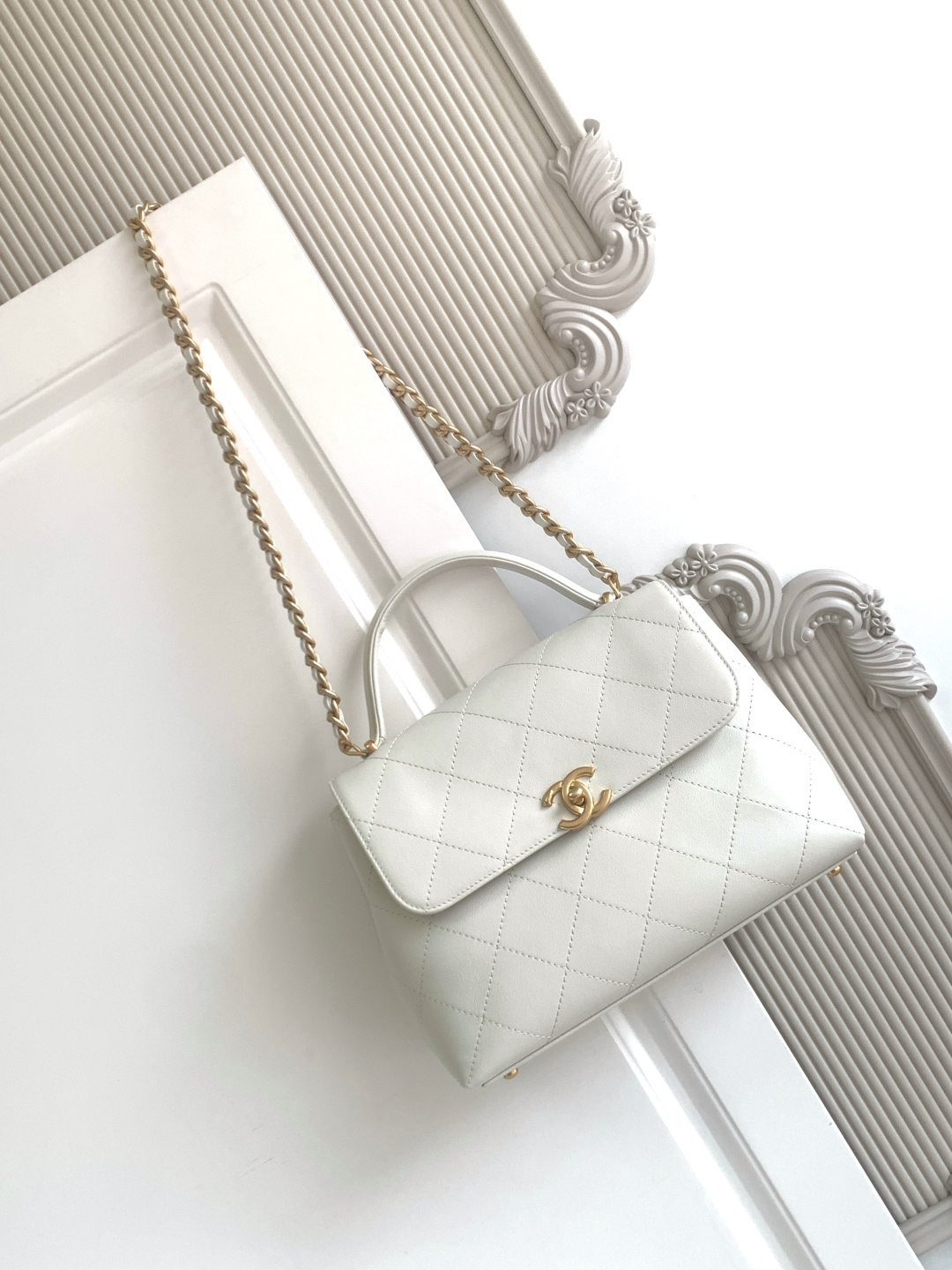 NO:386229,The 5467CHANEL 25S Platinum Official Document Cover is so handsome!  The mouth cover is so aura that it looks a bit like a briefcase hahaha, it can be carried with a full retro academy style~ it can be on one shoulder or crossbody and has a different aura, which is very suitable for working sisters~ high quality and difficult!  Premium Handicraft Briefcase Premium Handicraft Workshop Premium is coming This season's bags are very retro and very vintage~ The leather uses soft skin, which is practical and beautiful, very casual and handsome, and the domineering female president has a visual feeling. Small size 20.5x28x9.5cm, Chanel, chanel, chanel198609095467CHANEL 25S白金公文口盖包太帅了吧！口盖包太有气场啦有点像公文包哈哈哈、可手提着满满的复古学院风~可单肩、可斜挎又有不一样的气场,很适合职场姐妹~高质量高难！高级手工坊公文包高级手工坊高级来袭这一季的包包很复古很vintage~皮质采用柔软的胎皮,兼具实用性与美观性,非常随性帅气,霸道女总裁即视感 小号尺寸20.5x28x9.5cm,香奈儿,chanel,chanel,Bag