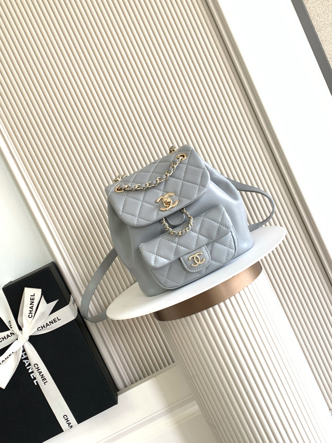 NO:387588,22A Series AS2908 Sheepskin DUMA Backpack Women's Backpack Falls Falls in love with this sheepskin at first sight, don't worry about this white, it's dirty!  The capacity is super touching ~ This must be an invincible fairy with a summer dress!  The back is also super fairy in winter. The key point is that the visual size is only a little fatter. The back is super small and cute, but the capacity is so touching. Mobile phones, short clips, water bottles, umbrellas, and other small things can be easily installed. The magnetic buckle on the front can be placed with a card clip and a key lip balm, which is fairy and practical!  Size 18×18×12cm, Chanel, chanel, backpacks, sheepskin1986090922A系列 AS2908羊皮DUMA双肩小背包 女款背包 一眼爱上这个羊皮,这个白不用担心了,耐脏喔！容量超感人～夏天的花洋装搭这个一定无敌仙女！冬天背也超仙♀重点来了视觉上体积只比方胖大一点点,背在身上超小巧可爱,容量却这么感人,手机、短夹、水瓶、伞,还有其他零碎小东西通通都可以超轻松装进,前面的磁扣可以放卡夹跟钥匙护唇膏,又仙又实用！ 尺寸18×18×12cm,香奈儿,chanel,backpacks,sheepskin,Bag