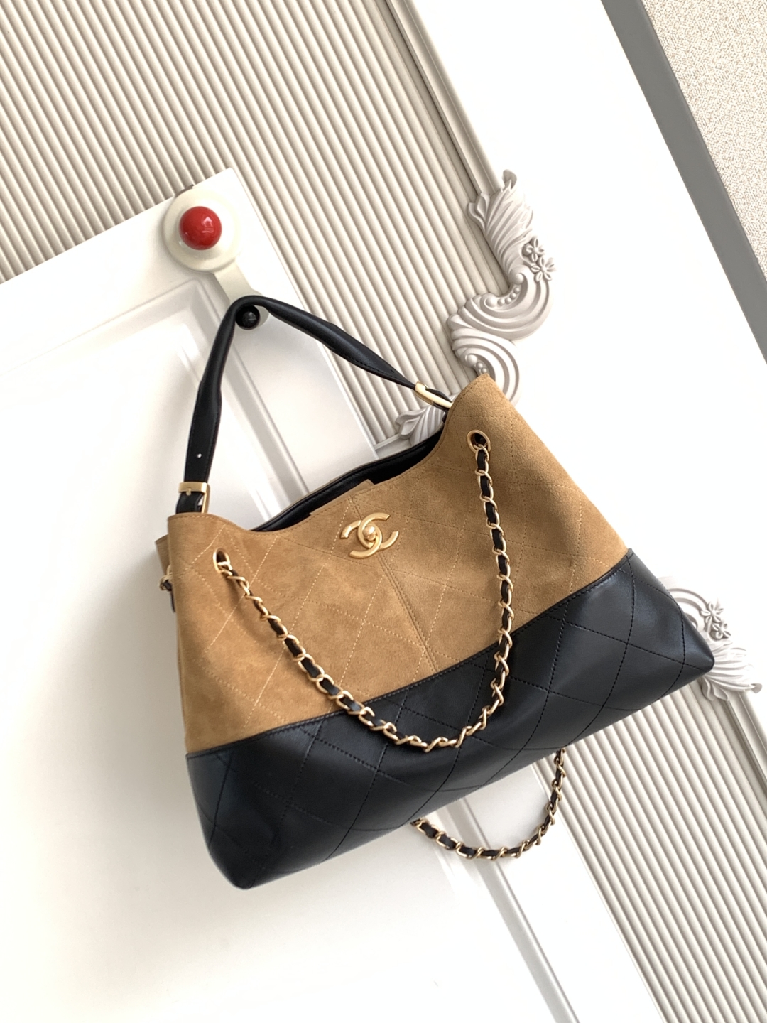 Chanel Klassieke Tweekleurige Tote Tas - Suède en Leer, Zwart-Gouden Ketting, 36x24x12cm