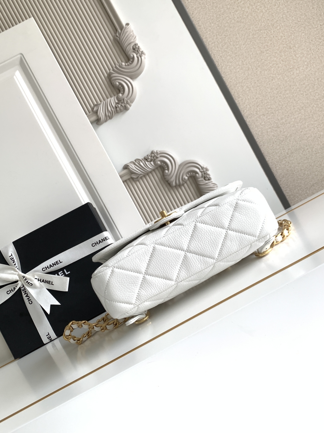 Chanel 19 Flap Bag, White Grained Calfskin & Gold-Tone Metal, 18 x 24 x 6 cm 6 cmp a1752391409645 7070