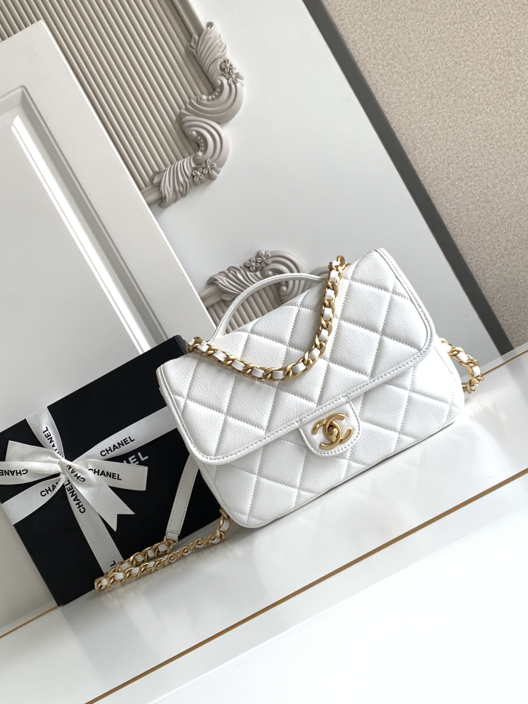 Chanel 19 Flap Bag, White Grained Calfskin & Gold-Tone Metal, 18 x 24 x 6 cm 3 cmp a1752391409651 2362
