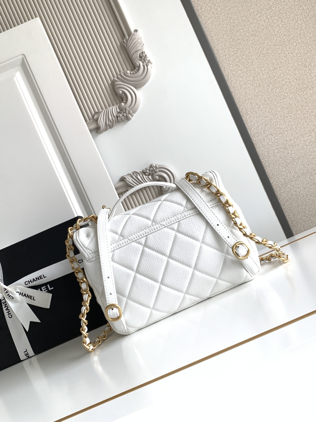 Chanel 19 Flap Bag, White Grained Calfskin & Gold-Tone Metal, 18 x 24 x 6 cm 4 cmp a1752391409671 2250