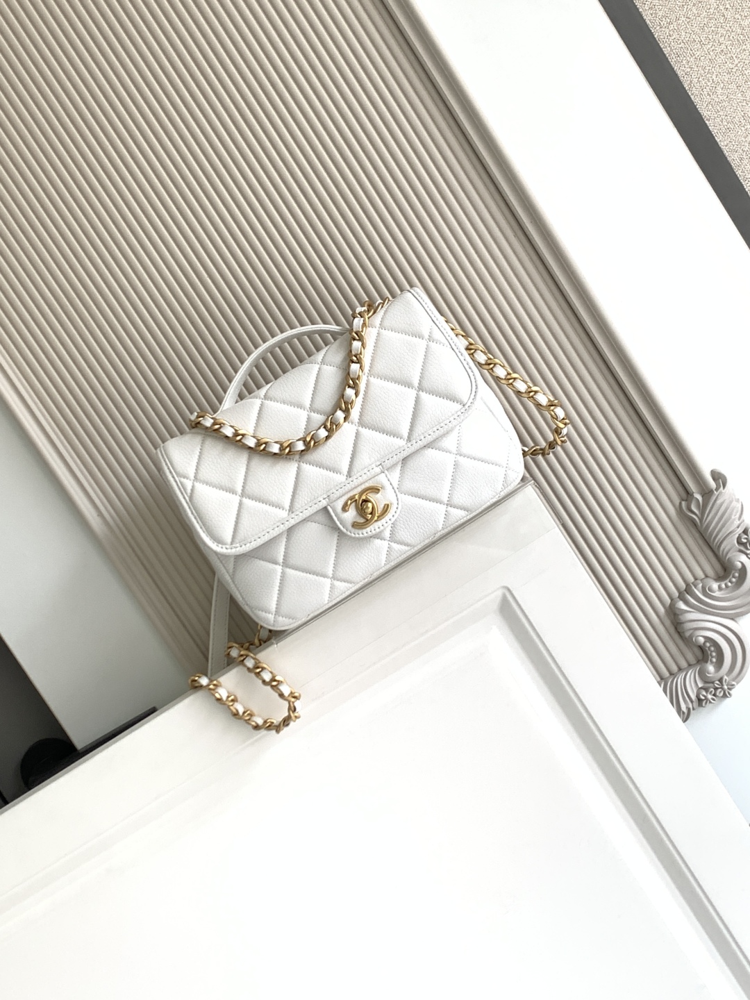 Chanel 19 Flap Bag, White Grained Calfskin & Gold-Tone Metal, 18 x 24 x 6 cm 2 cmp a1752391409676 6378