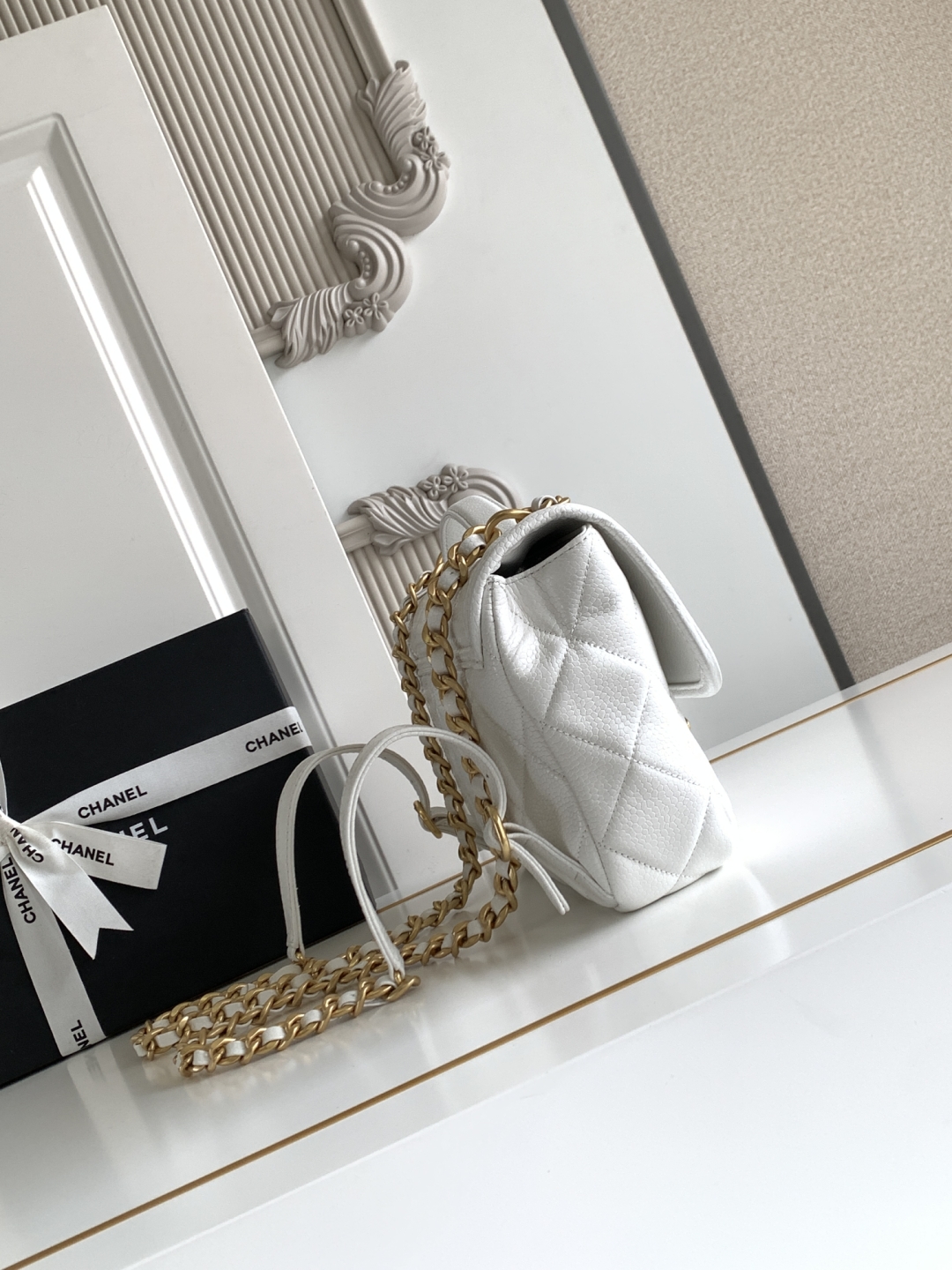 Chanel 19 Flap Bag, White Grained Calfskin & Gold-Tone Metal, 18 x 24 x 6 cm 5 cmp a1752391409677 7801