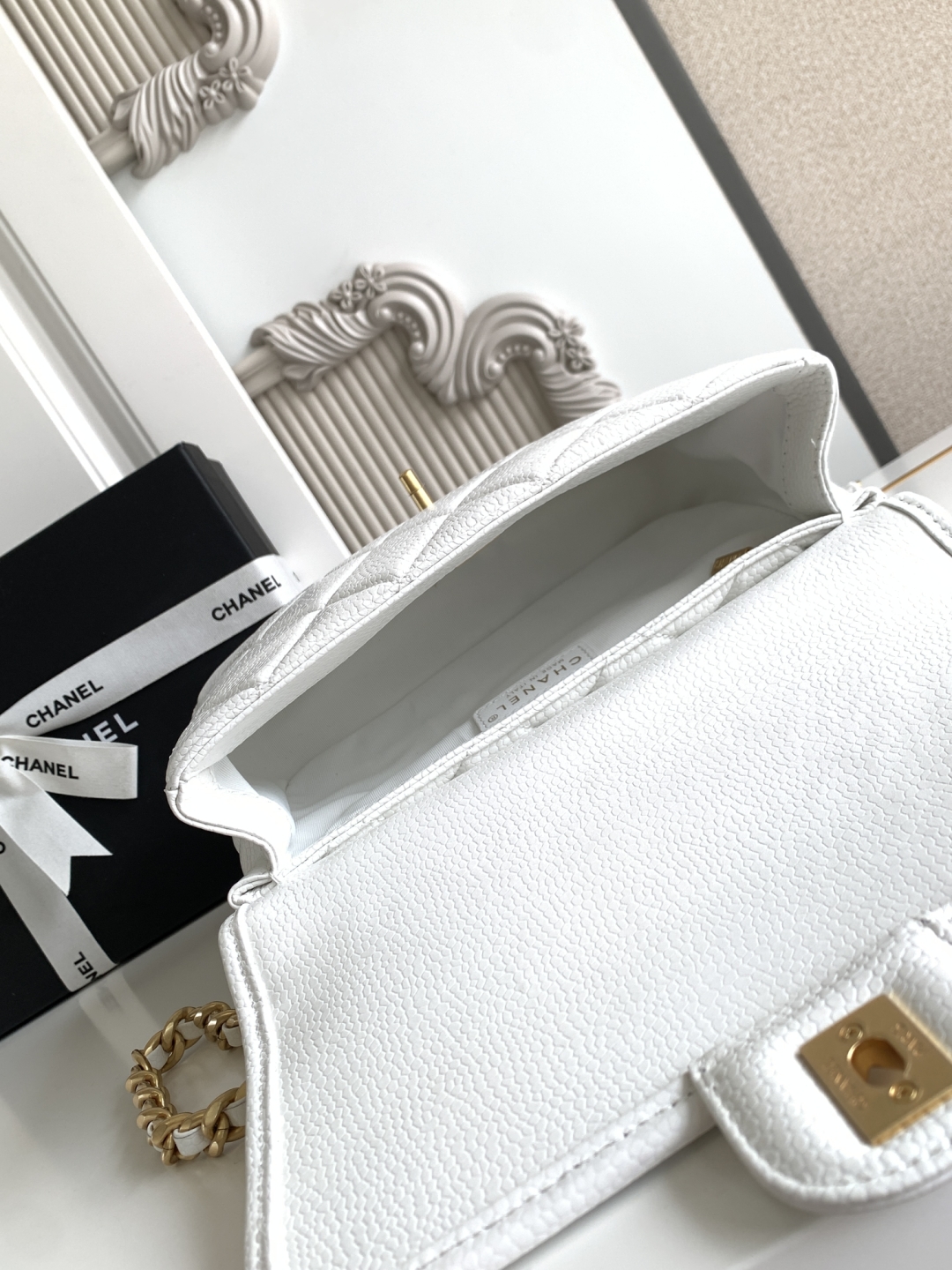 Chanel 19 Flap Bag, White Grained Calfskin & Gold-Tone Metal, 18 x 24 x 6 cm 9 cmp a1752391414480 0324