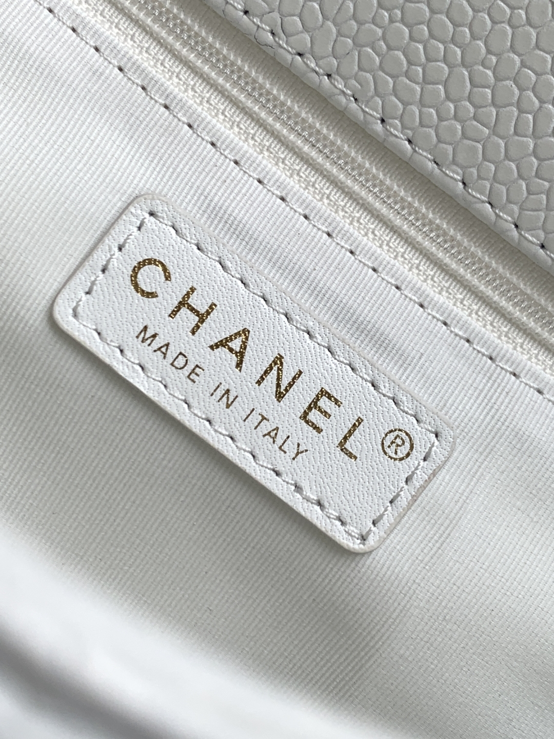 Chanel 19 Flap Bag, White Grained Calfskin & Gold-Tone Metal, 18 x 24 x 6 cm 10 cmp a1752391414481 6208