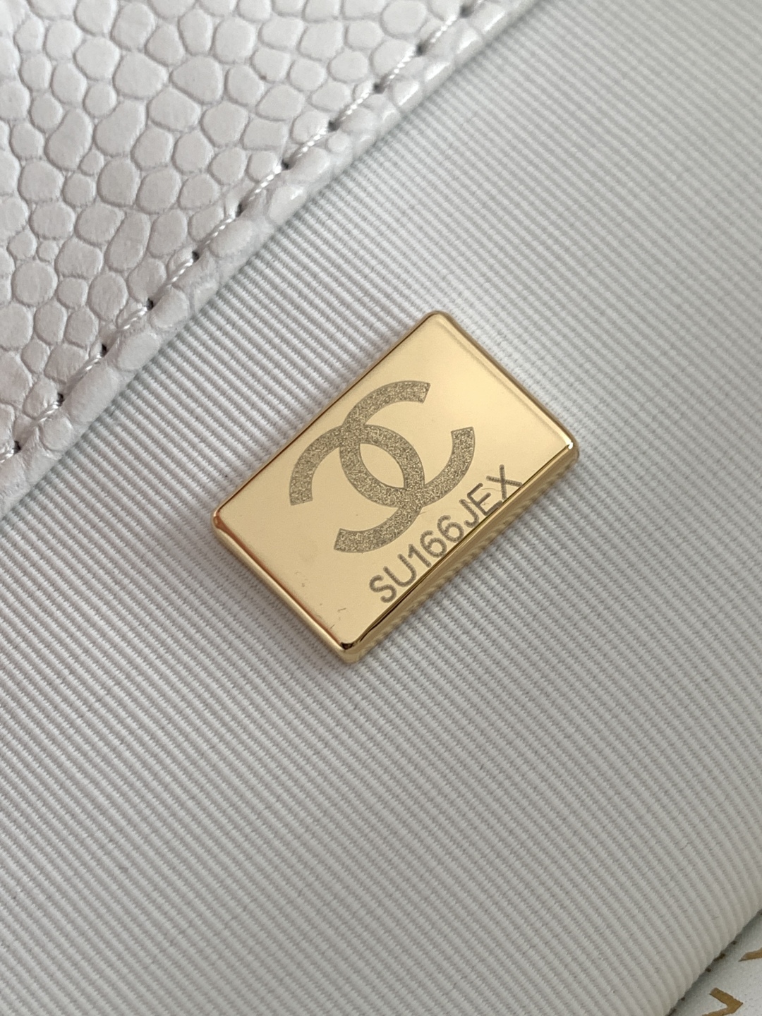 Chanel 19 Flap Bag, White Grained Calfskin & Gold-Tone Metal, 18 x 24 x 6 cm 11 cmp a1752391414501 8308