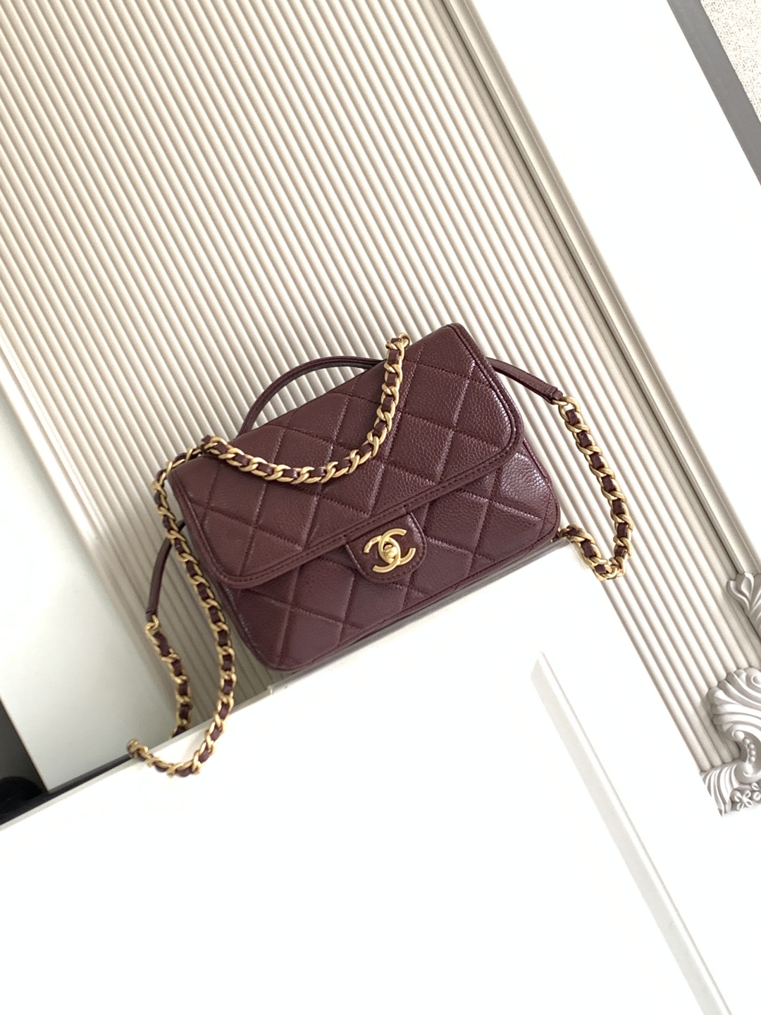 Elegante Bolso de Hombro Chanel en Piel de Becerro Granulada Borgoña