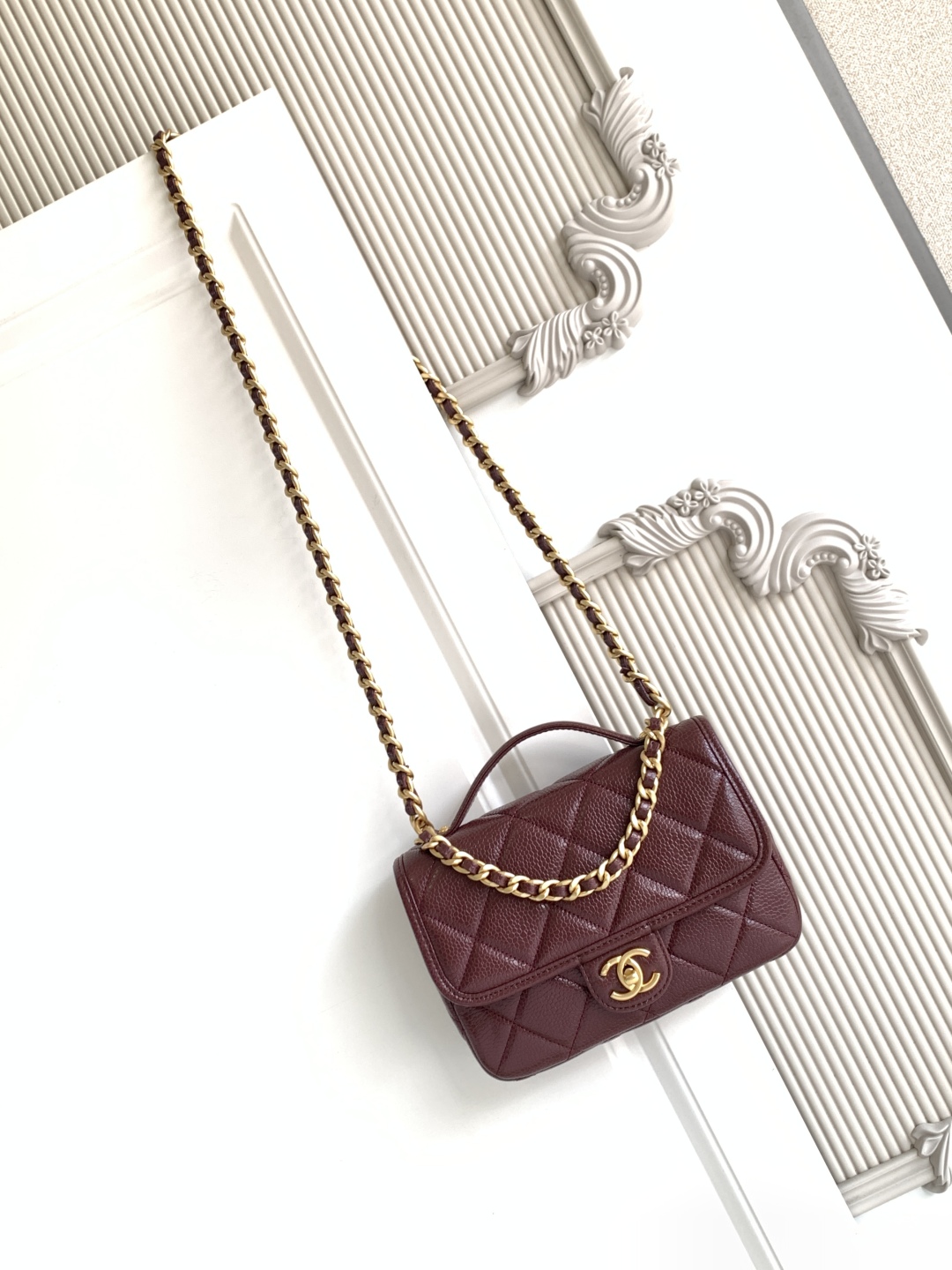 Elegante Chanel Schoudertas met Litchi Textuur en Goudkleurige Details - Bordeaux