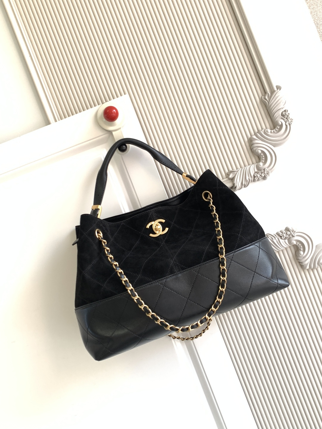 Chanel CHEANL香奈儿 拼色托特包 麂皮与皮革碰撞 黑金链条添 菱格纹藏着法式优雅