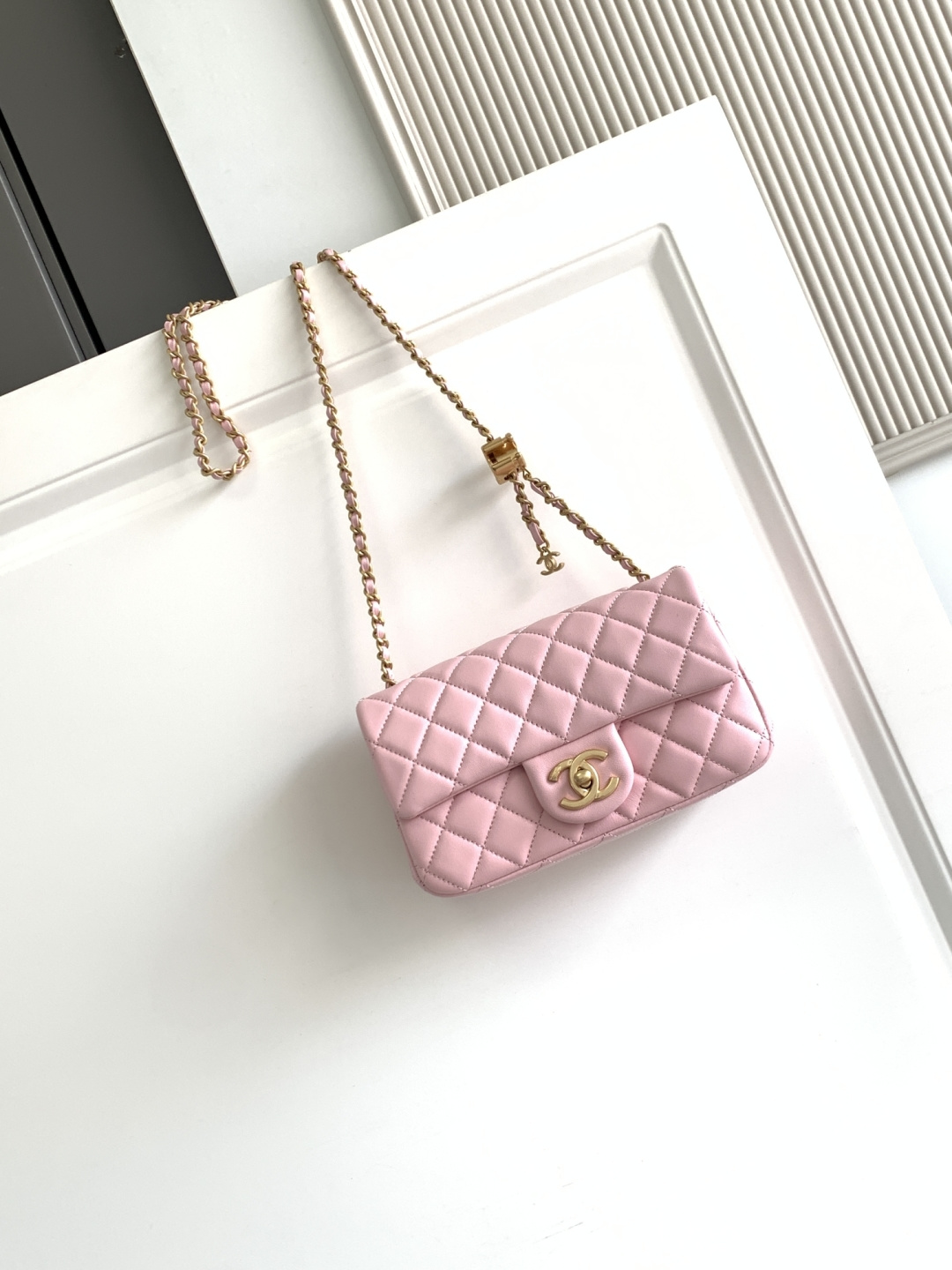 Chanel CHANEL 25b双C调节扣方胖子、回归款双logo链条包 感的亮面羊皮