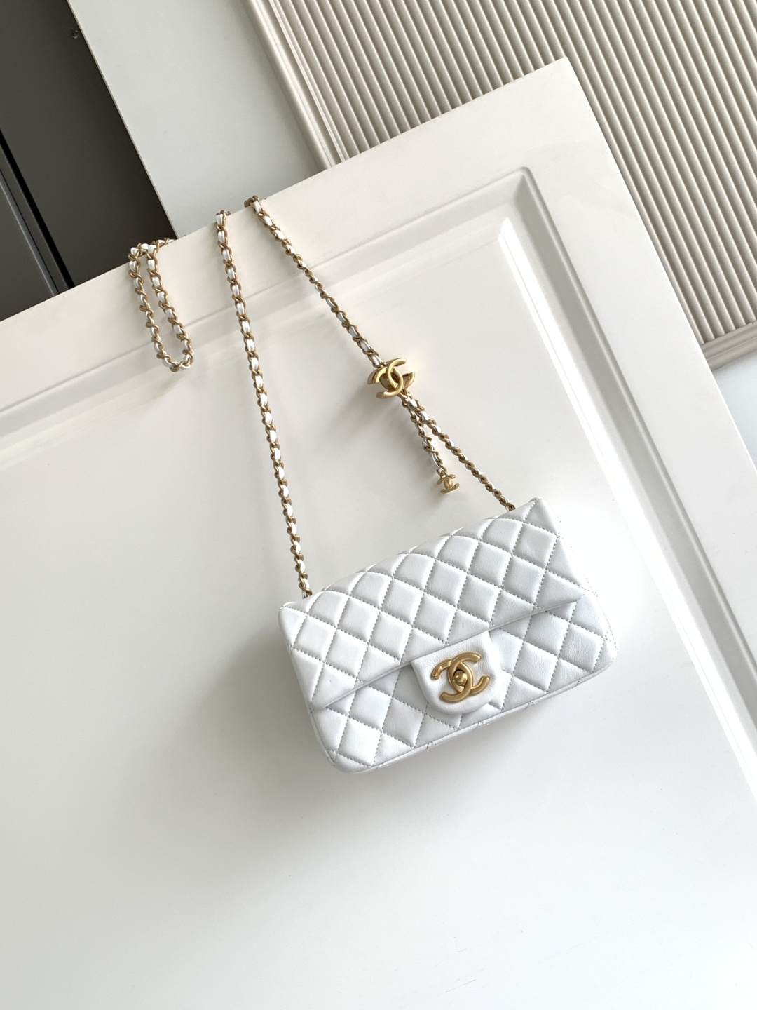 Chanel CHANEL 25b双C调节扣方胖子、回归款双logo链条包 感的亮面羊皮
