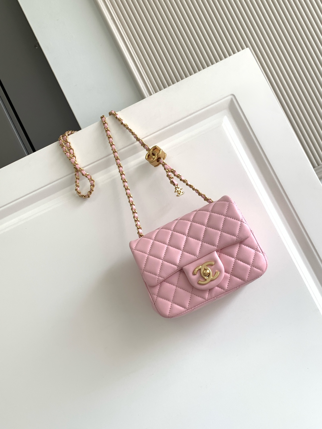 Chanel CHANEL 25b双C调节扣方胖子、回归款双logo链条包 感的亮面羊皮