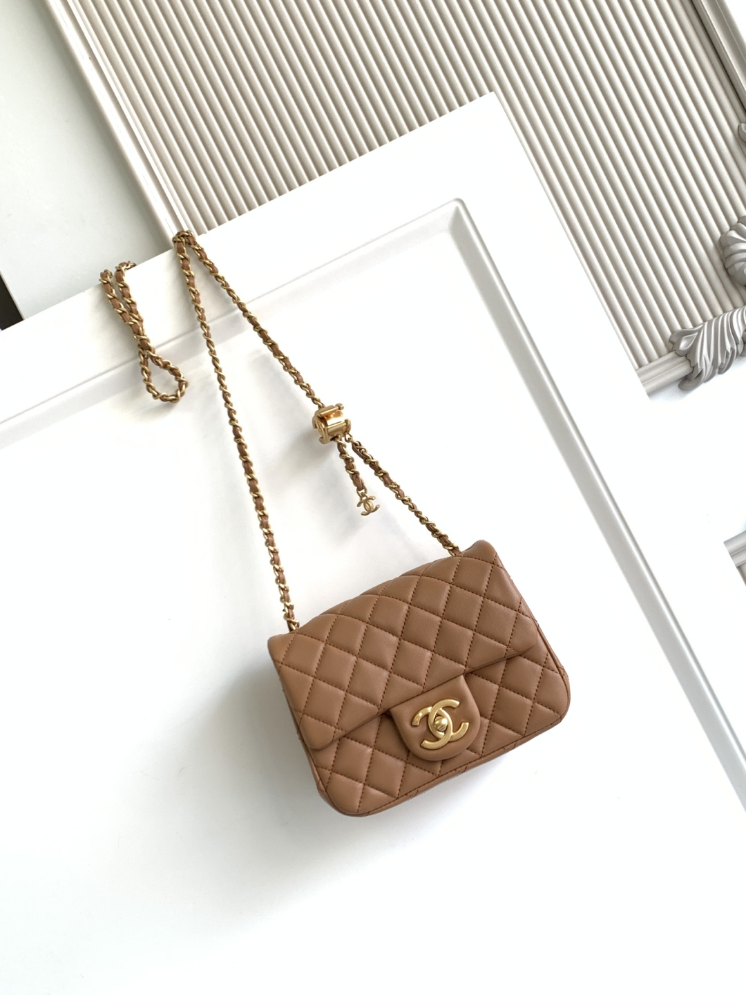 Chanel CHANEL 25b双C调节扣方胖子、回归款双logo链条包 感的亮面羊皮