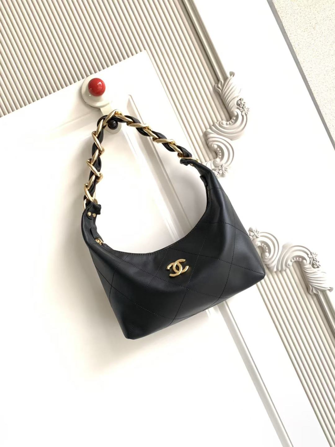 Chanel 25 Hobo Bag: Chic Underarm Bag with Gold Chain Detail