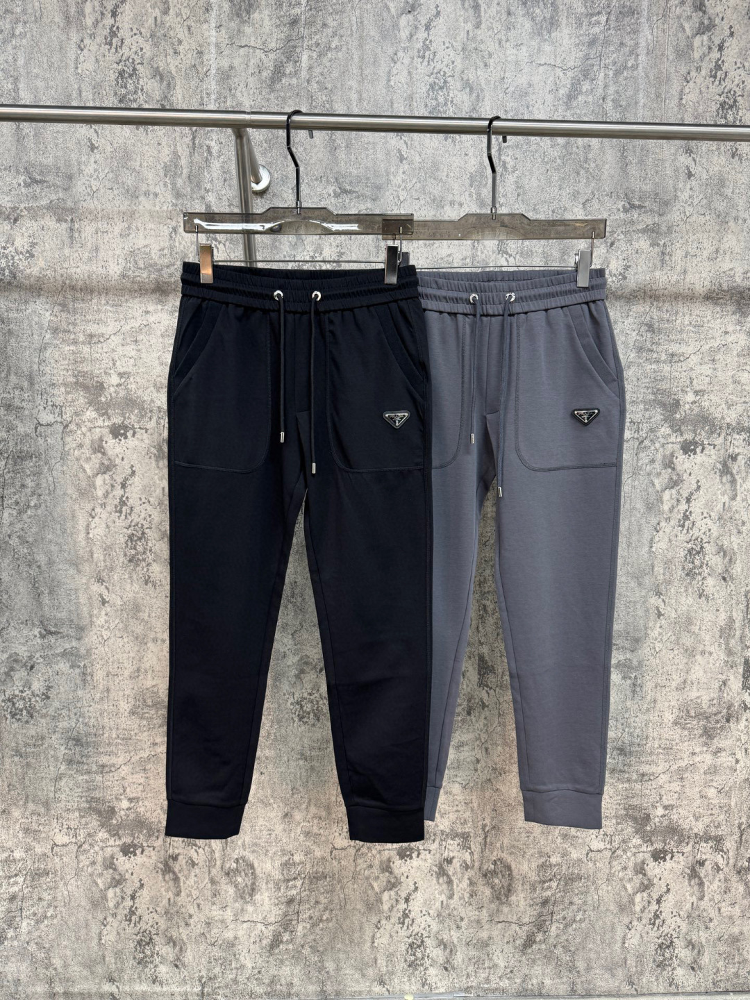   P家25春夏新品 极简运动打造出清爽的摩登STAY！穿上新颖 时髦面料舒服透气，面料不会起球 裤子的