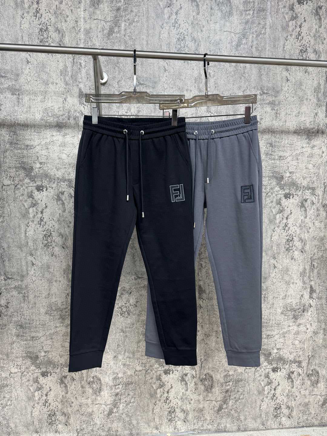   F家25春夏新品 极简运动打造出清爽的摩登STAY！穿上新颖 时髦面料舒服透气，面料不会起球 裤子的