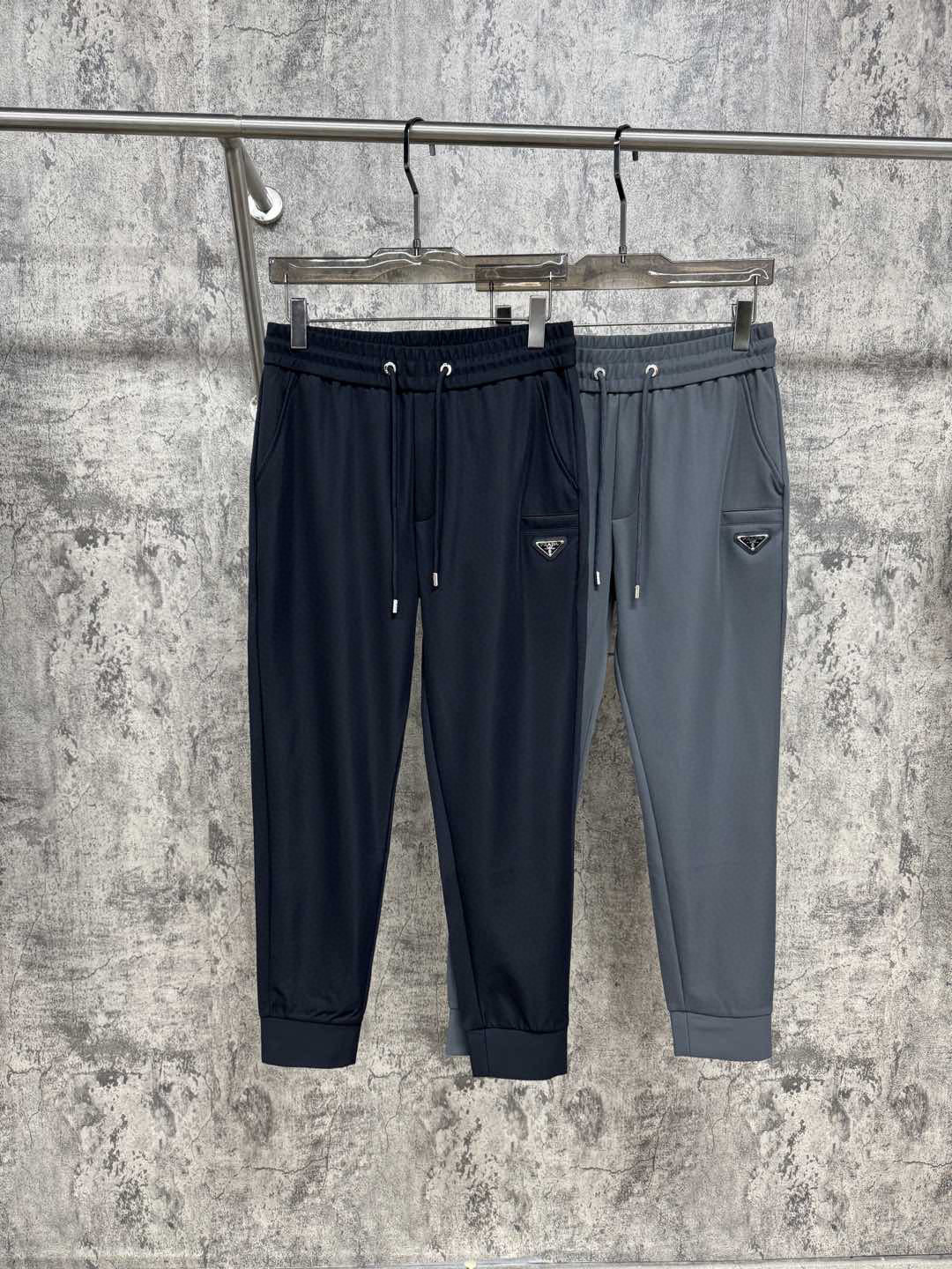   P家25春夏新品 极简运动打造出清爽的摩登STAY！穿上新颖 时髦面料舒服透气，面料不会起球 裤子的