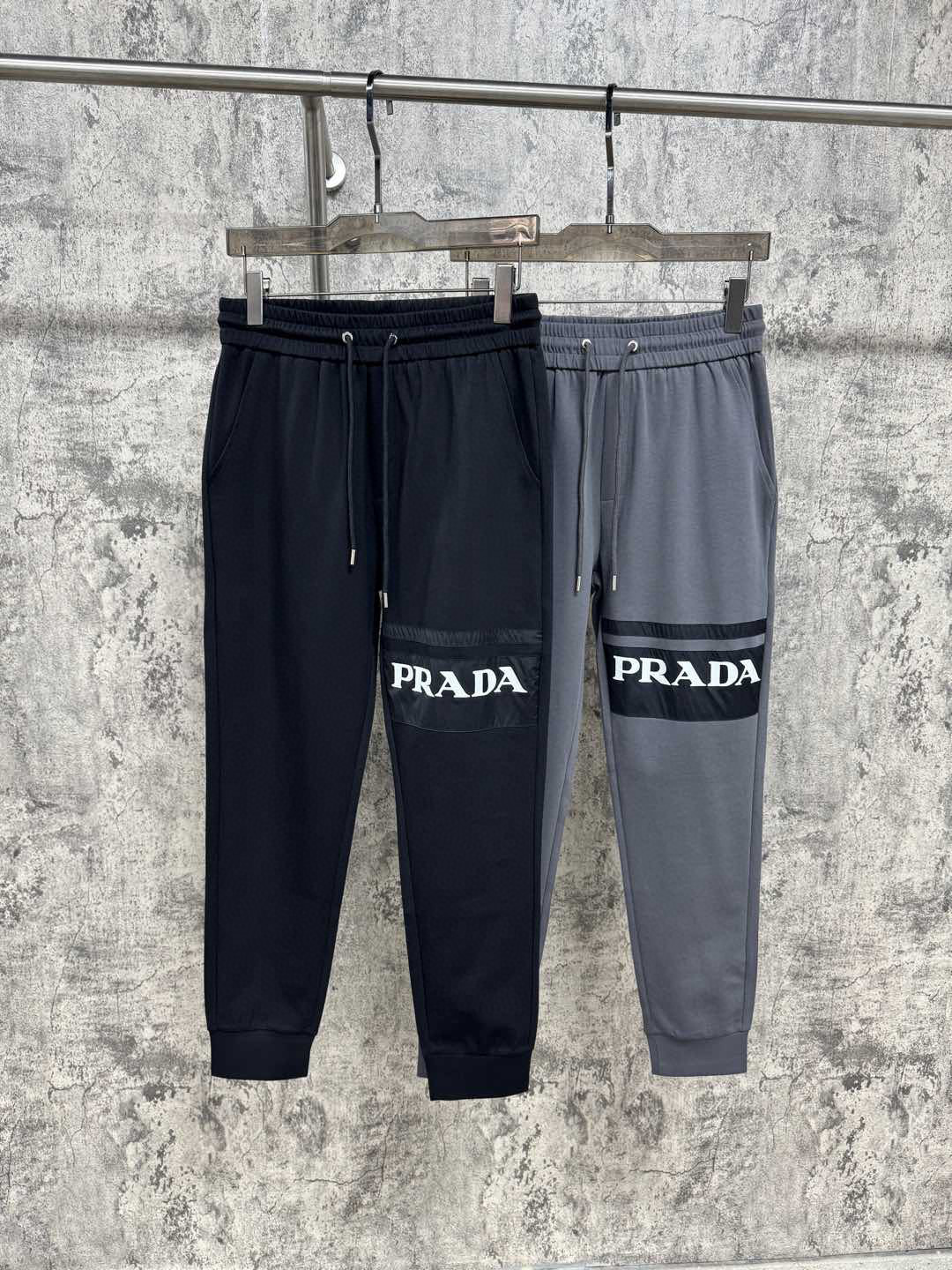   P家25春夏新品 极简运动打造出清爽的摩登STAY！穿上新颖 时髦面料舒服透气，面料不会起球 裤子的