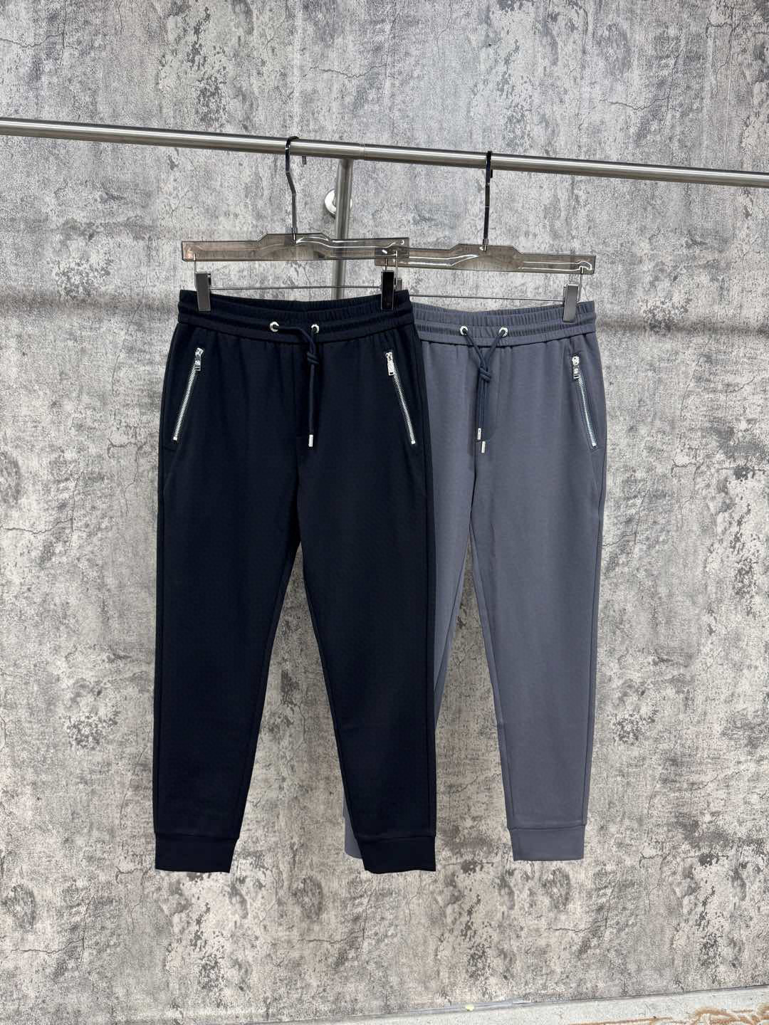   驴家25春夏新品 极简运动打造出清爽的摩登STAY！穿上新颖 时髦面料舒服透气，面料不会起球 裤子的