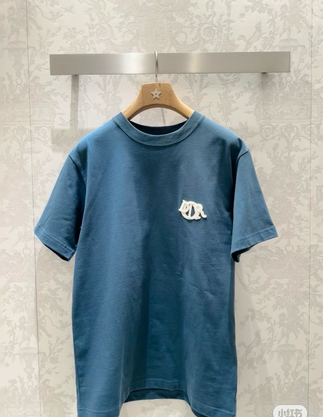  Dior迪奥2025新款蛇年限定胸前刺绣字母短袖T恤男女同款
这款 Dior Charm T 恤以图案