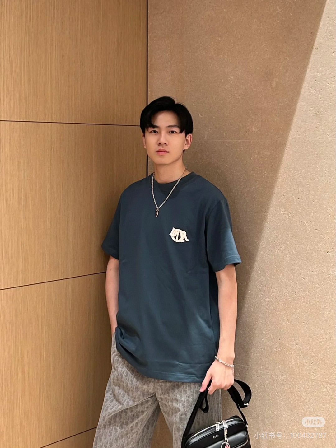  Dior迪奥2025新款蛇年限定胸前刺绣字母短袖T恤男女同款
这款 Dior Charm T 恤以图案