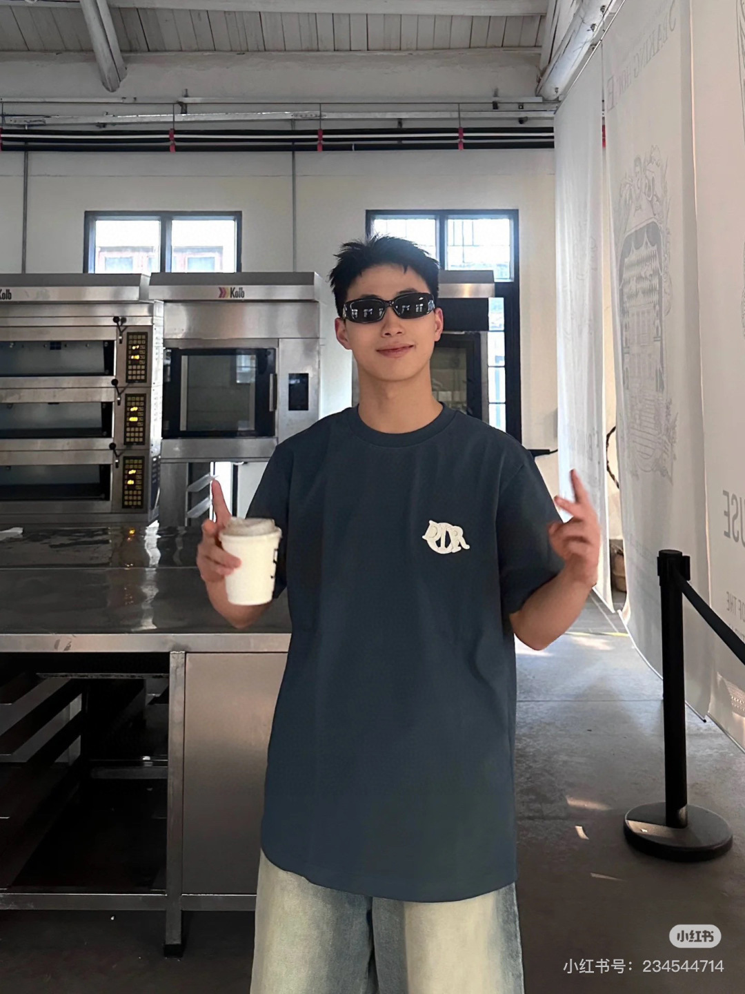  Dior迪奥2025新款蛇年限定胸前刺绣字母短袖T恤男女同款
这款 Dior Charm T 恤以图案